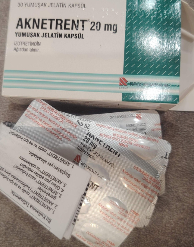 قرص راکوتان اصل ایزوترتینوئین خارجی (بدون فارسی نویسی)
